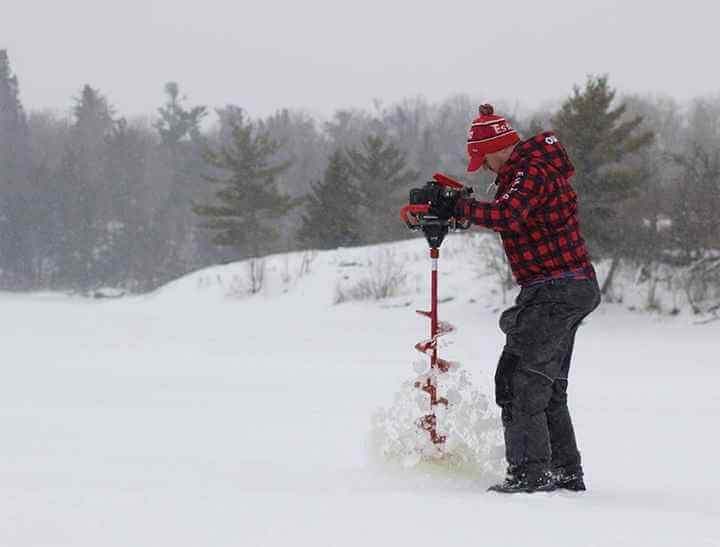 Инструктор FrozenRod с участниками на зимней рыбалке