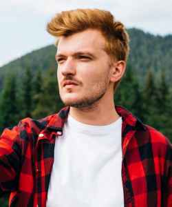 Участник зимней рыбалки FrozenRod