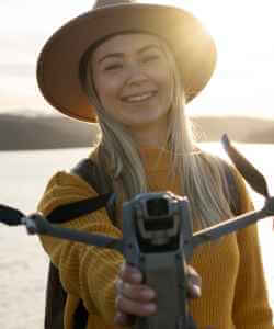 Участница зимней рыбалки FrozenRod